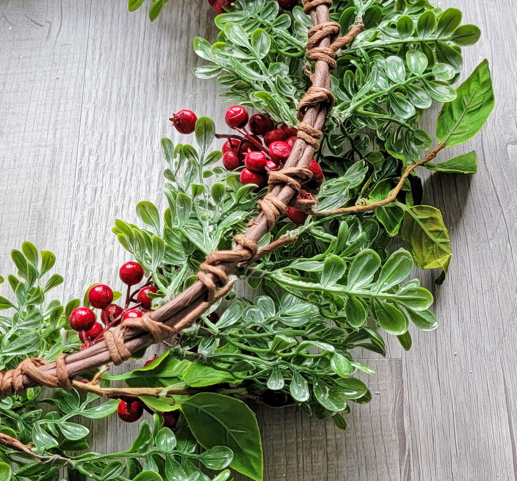 Christmas Boxwood Wreath with Red Berry 20"